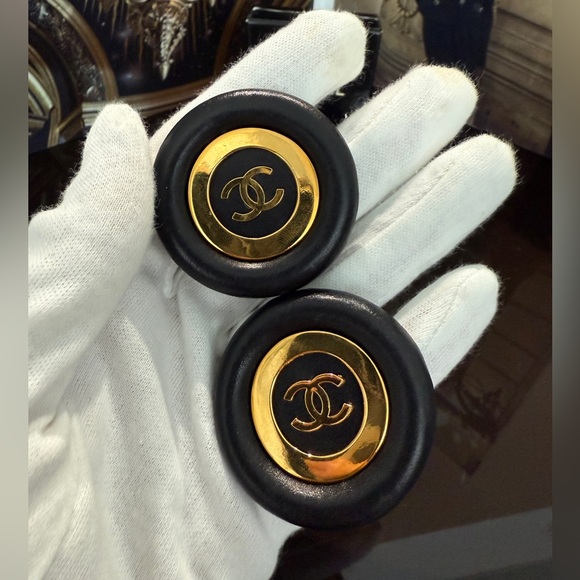 HUGE 24K gold plated CHANEL vintage leather clip on earrings - Picture 4 of 11